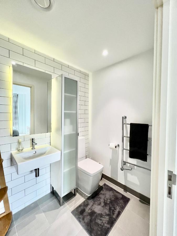 Luxury 2 Bedroom 2 Bathroom Apartment - London City Airport Экстерьер фото