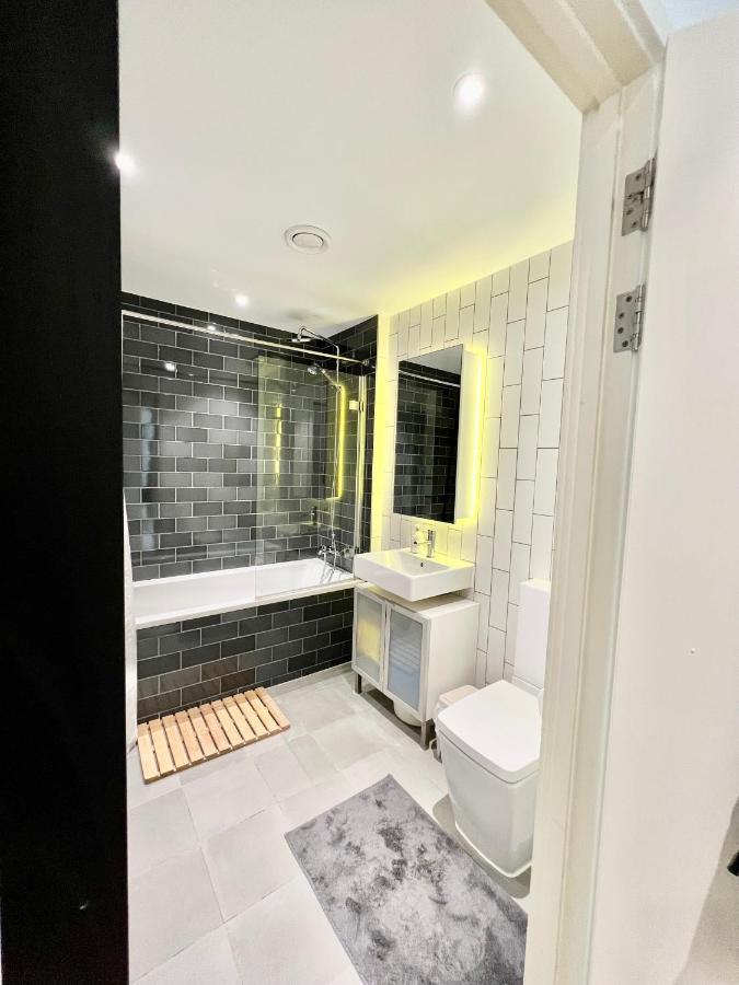 Luxury 2 Bedroom 2 Bathroom Apartment - London City Airport Экстерьер фото