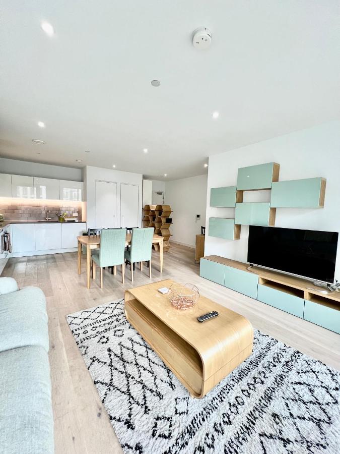 Luxury 2 Bedroom 2 Bathroom Apartment - London City Airport Экстерьер фото