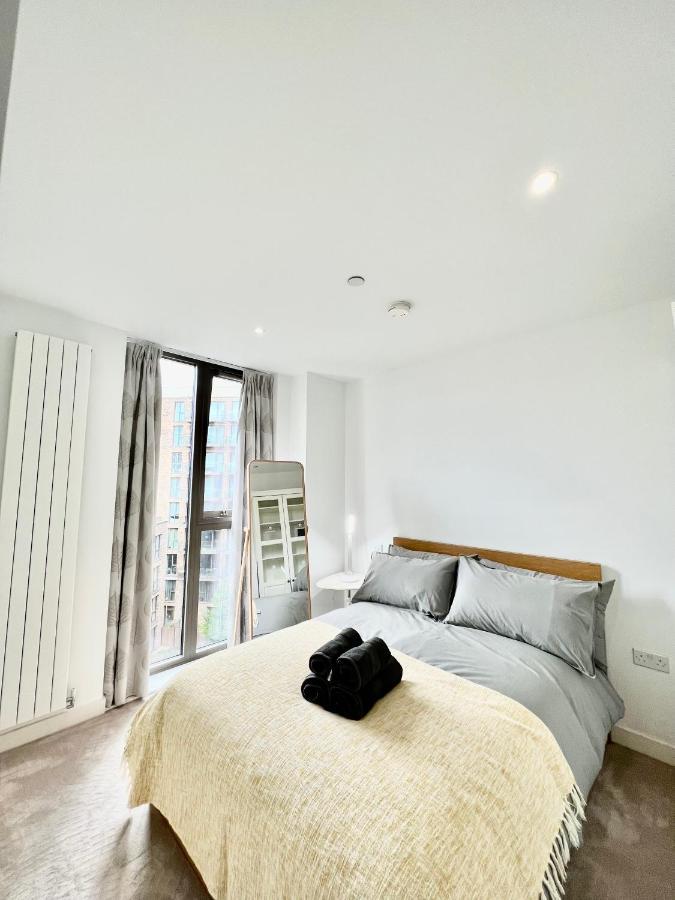 Luxury 2 Bedroom 2 Bathroom Apartment - London City Airport Экстерьер фото