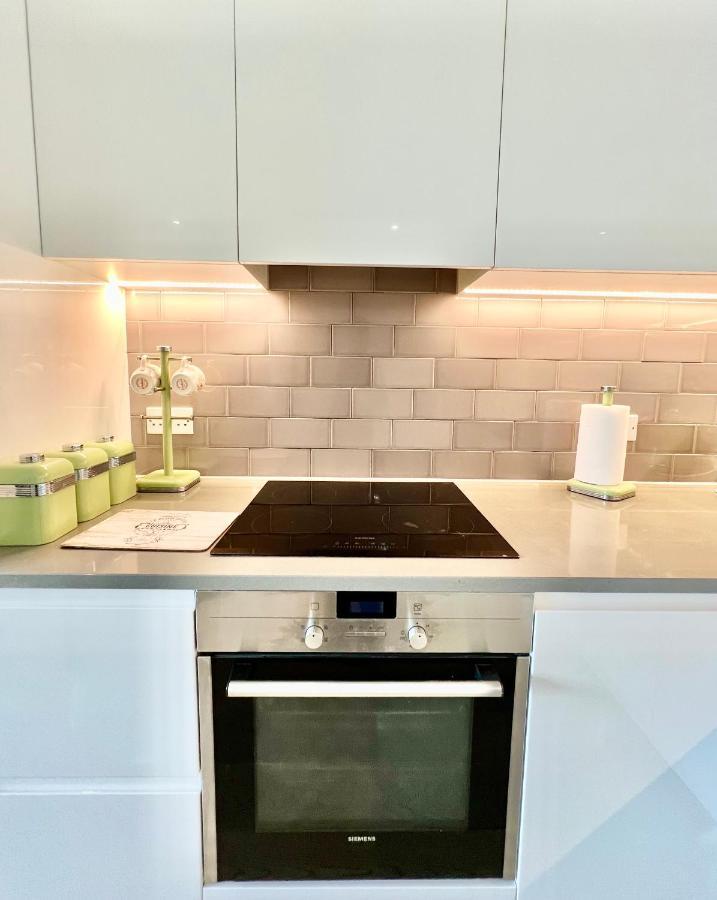 Luxury 2 Bedroom 2 Bathroom Apartment - London City Airport Экстерьер фото