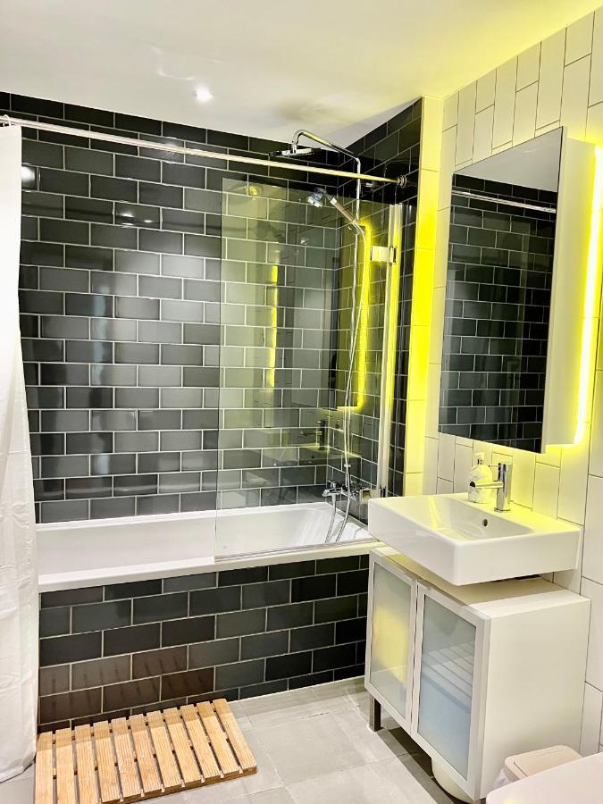 Luxury 2 Bedroom 2 Bathroom Apartment - London City Airport Экстерьер фото